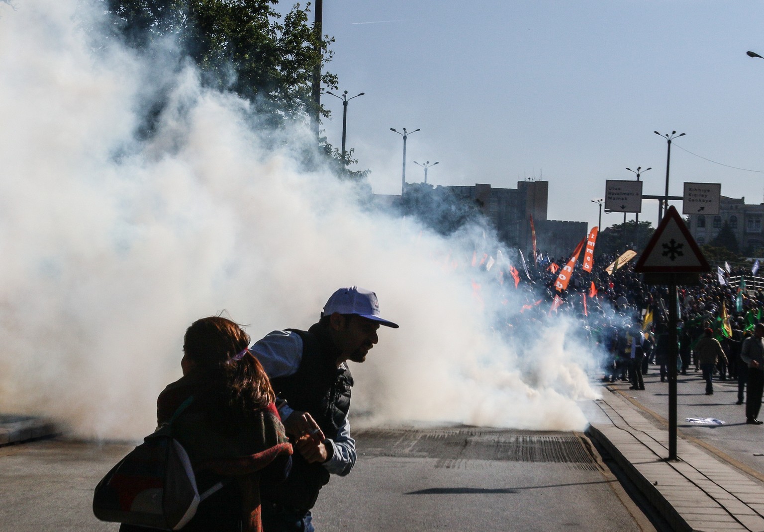Nach dem Bombenanschlag ging die Polizei mit Tränengas gegen Teilnehmer der Friedensdemonstration vor.
