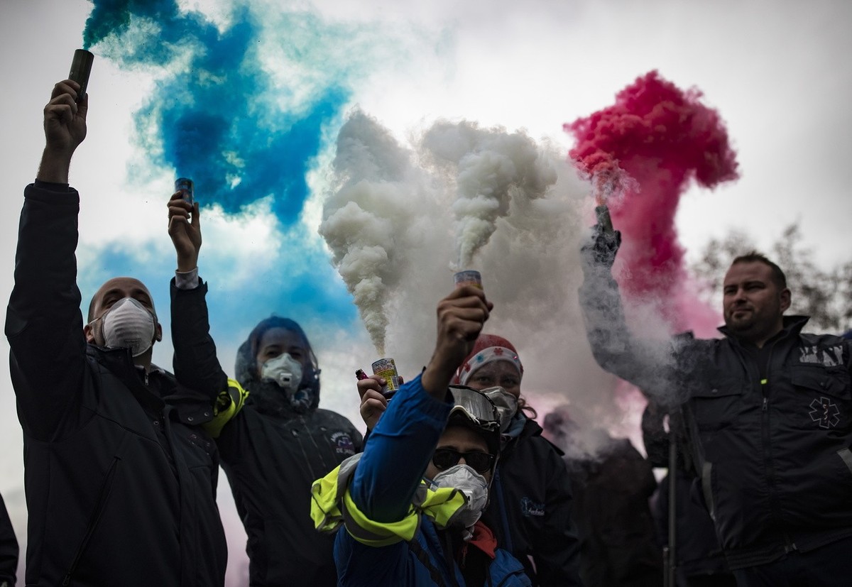 epa07206096 Ambulance drivers lprotest in front of the Assemblee Nationale (French parliament) as part of national ambulance drivers' protest, in Paris, France, 03 December 2018.. Amid tensions i ...