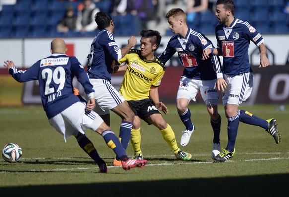 Vier Luzerner können YB-Stürmer Yuya Kubo nicht stoppen.