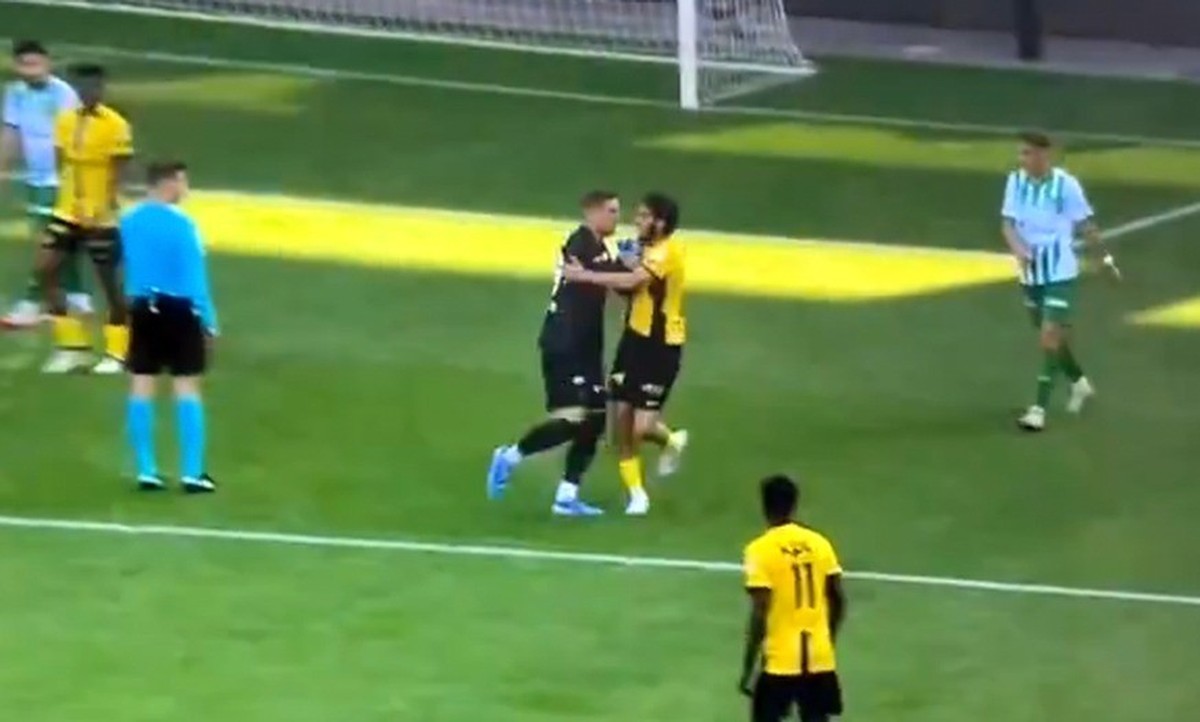 Le gardien de Young Boys David von Ballmoos a agressé son coéquipier Jaouen Hadjam dimanche.