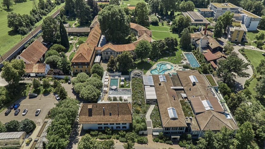 An aerial view of the thermal bath Bad Schinznach on the banks of the Aare river. Rauszeit Wundersame Orte der Schweiz Spezielle Orte