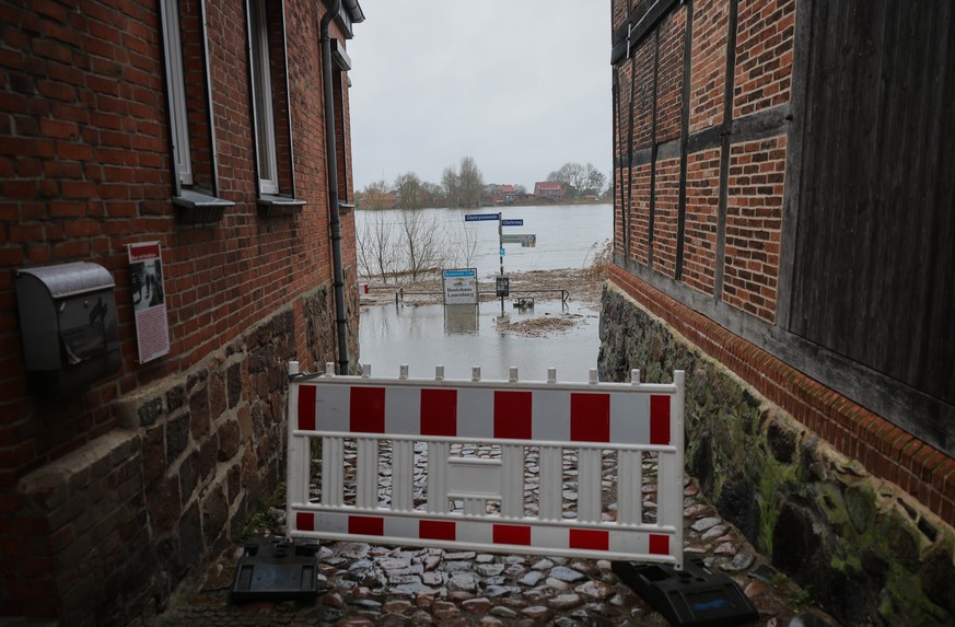 2 January 2024, Schleswig-Holstein, Lauenburg: The Elbe promenade in the old town of Lauenburg is closed due to the flooding of the Elbe River.  Photo: Christian Charicius/DPA +++ dpa-Bildfunk +++