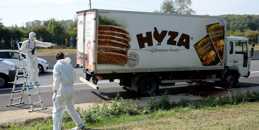 JAHRESRUECKBLICK - INTERNATIONAL - Forensic experts investigate a truck in which refugees were found dead as it stands on freeway autobahn A4 between Parndorf and Neusiedl, Austria, 27 August 2015. Ac ...