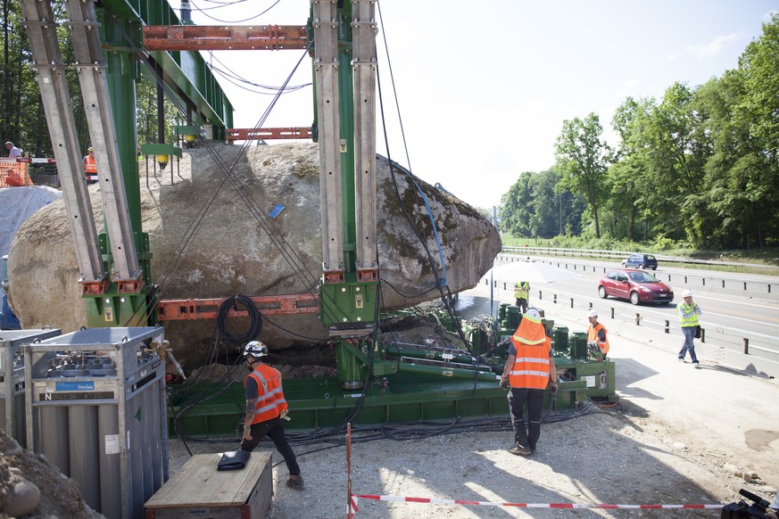 Ein ueber 300 Tonnen schwerer Findling aus Aaregranit wird am Mittwoch, 9. Mai 2018, in Muri bei Bern auf der A6 verschoben. Damit wird die Autobahnausfahrt verlaengert. Der Findling soll vor rund 18& ...