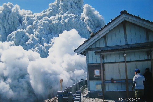 Spätere Luftaufnahmen zeigten, dass die Steinbrocken auch das Dach dieser Berghütte durchschlugen, in die sich vermutlich Wanderer geflüchtet hatten. Auch dieses Bild machte Izumi Noguchi kurz vor seinem Tod.