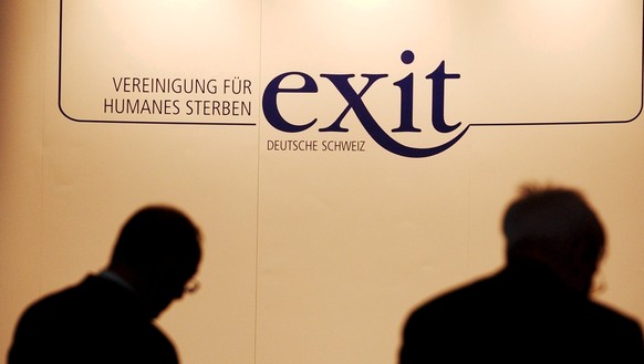 ARCHIV --- ZUR GV VON EXIT DEUTSCHE SCHWEIZ STELLEN WIR IHNEN FOLGENDES BILD ZUR VERFUEGUNG --- Zwei Mitglieder von Exit informieren sich an einem Stand, am 20-Jahre-Jubilaeum der Sterbehilfeorganisat ...