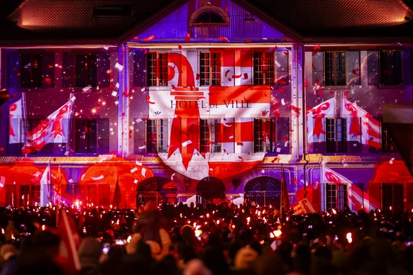 Les jurassiens fetent pendant le spectacle son et lumiere devant l'Hotel de Ville lors des festivites marquant le changement de canton de la ville de Moutier le jeudi 1 janvier 2026 a Moutier. La ...