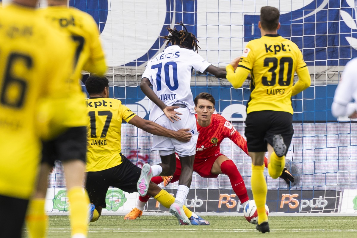 Gaoussou Diakite (LS), gauche, lutte pour le ballon avec le gardien Marvin Keller (YB), droite, lors de la rencontre de football de Swiss Super League entre le FC Lausanne-Sport, LS, et le BSC Young B ...