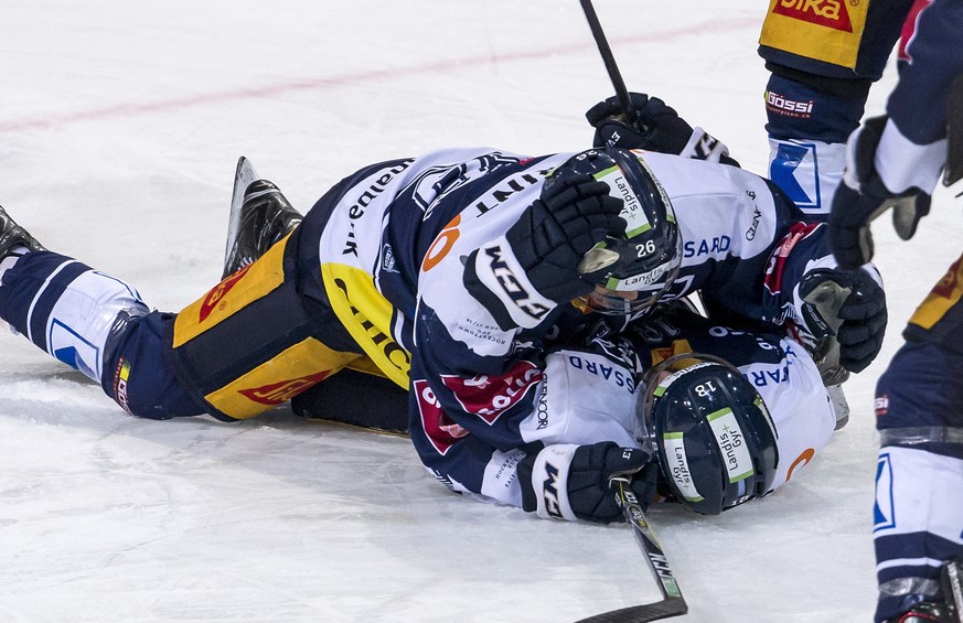 Jubel bei Zugs Reto Suri, links, und Zugs Dominik Schlumpf, rechts, nach dem Tor zum 1-0 beim Eishockeyspiel der National League zwischen dem EV Zug und Fribourg-Gotteron, am Dienstag, 16. Januar 2018 ...