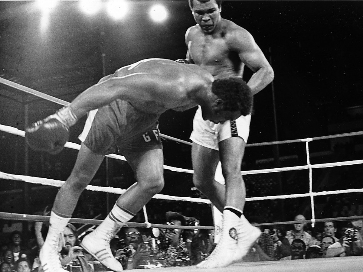 George Foreman, � gauche sur le clich�, est entr� dans la l�gende de la boxe apr�s sa d�faite contre Mohamed Ali, � droite, lors du mythique "Rumble in the Jungle" le 30 octobre 1974 � Kinsh ...