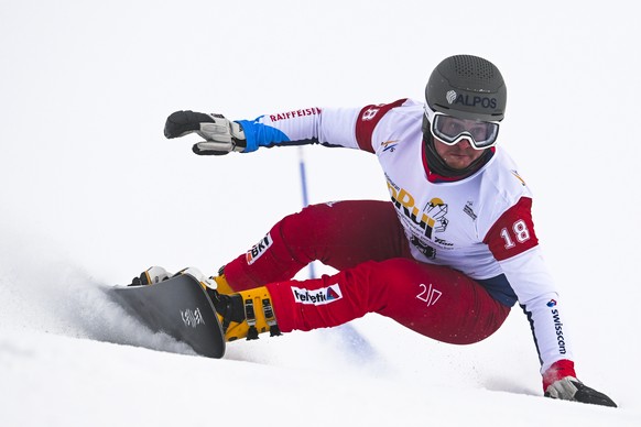 Dario Caviezel of Switzerland in action during qualifying at the FIS Alpine Snowboard Parallel Giant Slalom race, on Saturday, January 8, 2022, in Scuol, Switzerland. (KEYSTONE/Gian Ehrenzeller)