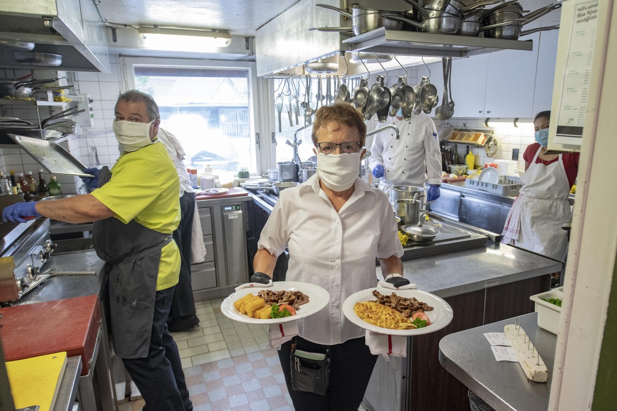 Die Kuechenmannschaft und das Servicepersonal des Restaurant Strauss im Meierskappel im Kanton Luzern ist wieder fuer die Gaeste da, waehrend der Wiedereroeffnung des Restaurants am Montag, 11. Mai 20 ...