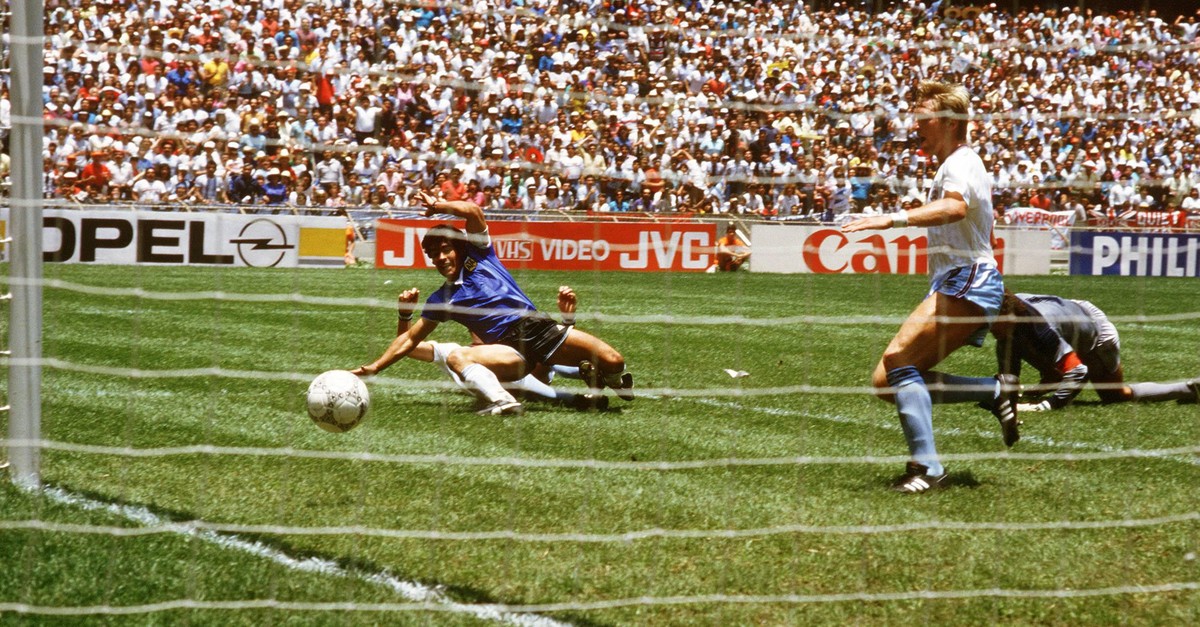 Bildnummer: 01037630 Datum: 22.06.1986 Copyright: imago/Sven Simon
Diego Armando Maradona (li., Argentinien) besorgt nach einem Sololauf