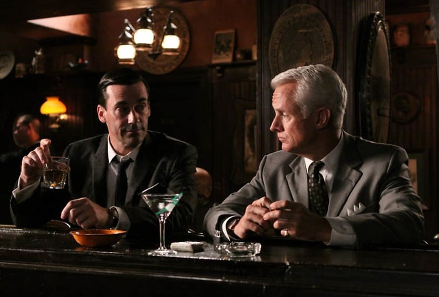 mad men cocktails drinks martini whisky whiskey tv serien retro alkohol trinken http://guestofaguest.com/television/mad-cocktails-for-sunday-nights-mad-men-season-6-premiere