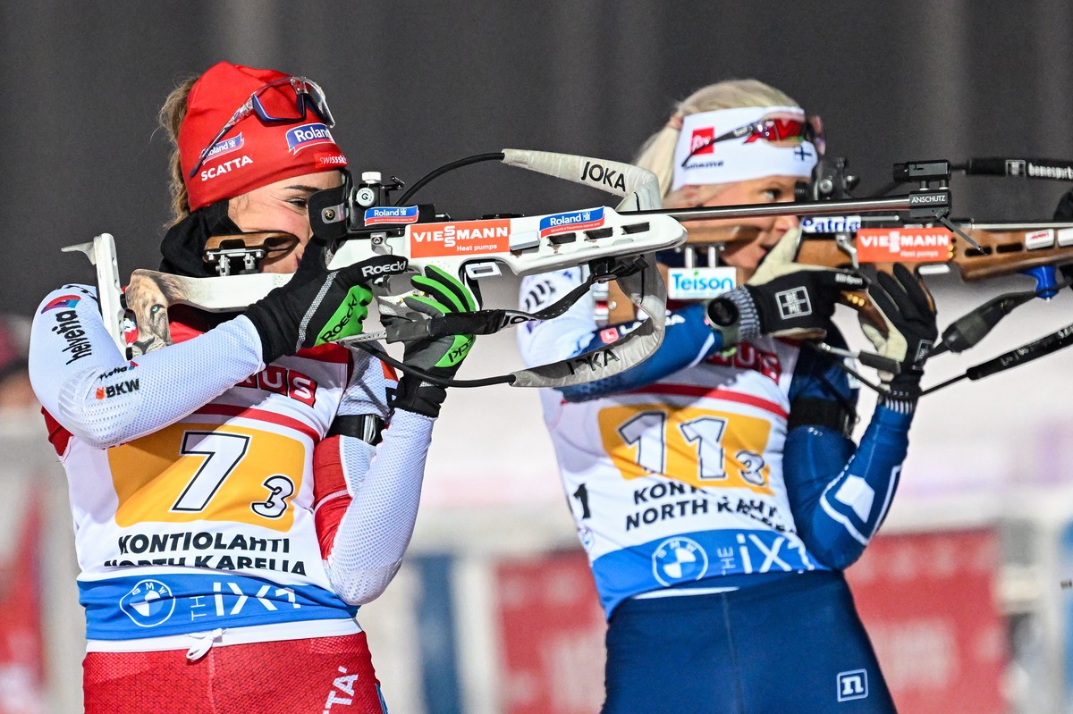 epa10341312 Aita Gasparin (L) of Switzerland in action at the shooting range during the women's 4x6km Relay race of the IBU Biathlon World Cup in Kontiolahti, Finland, 01 December 2022. EPA/KIMMO ...