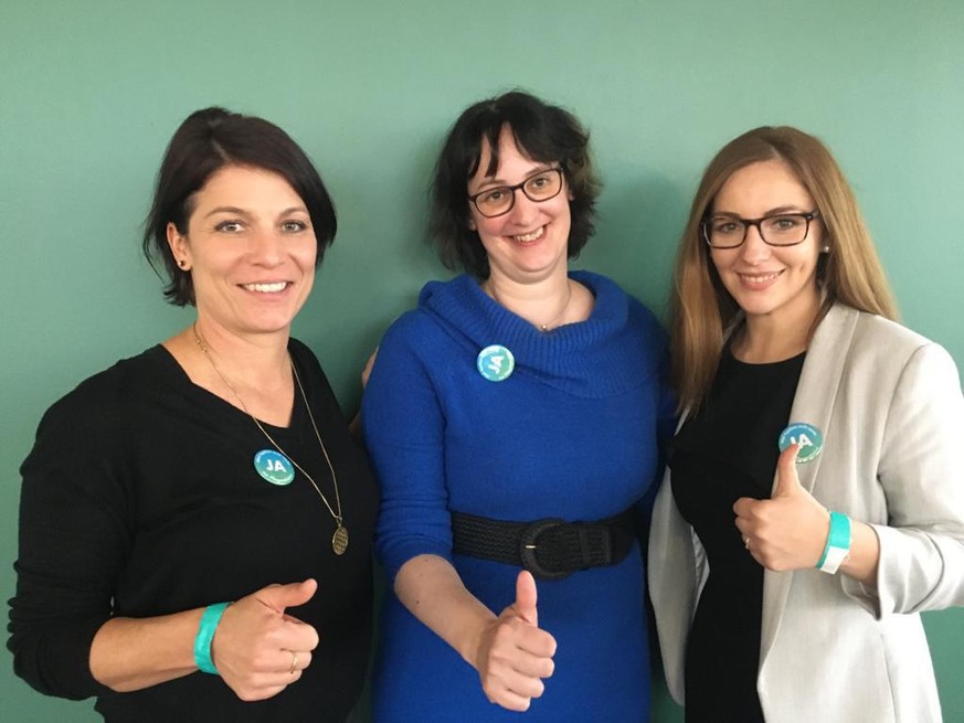 Gabriela Morf, Patricia Tschannen und Liridona Dizdari (v.l.n.r.) freuen sich über das eindeutige Ja zur Pflege-Initiative. 